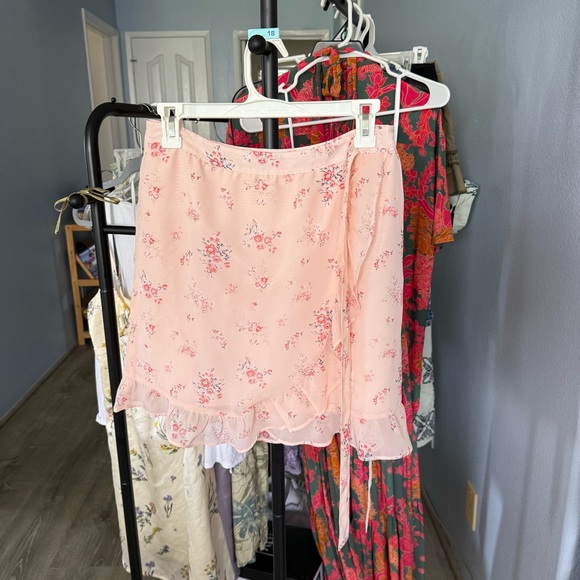 LOFT Pink Floral Mini Skirt - Picture 1 of 3